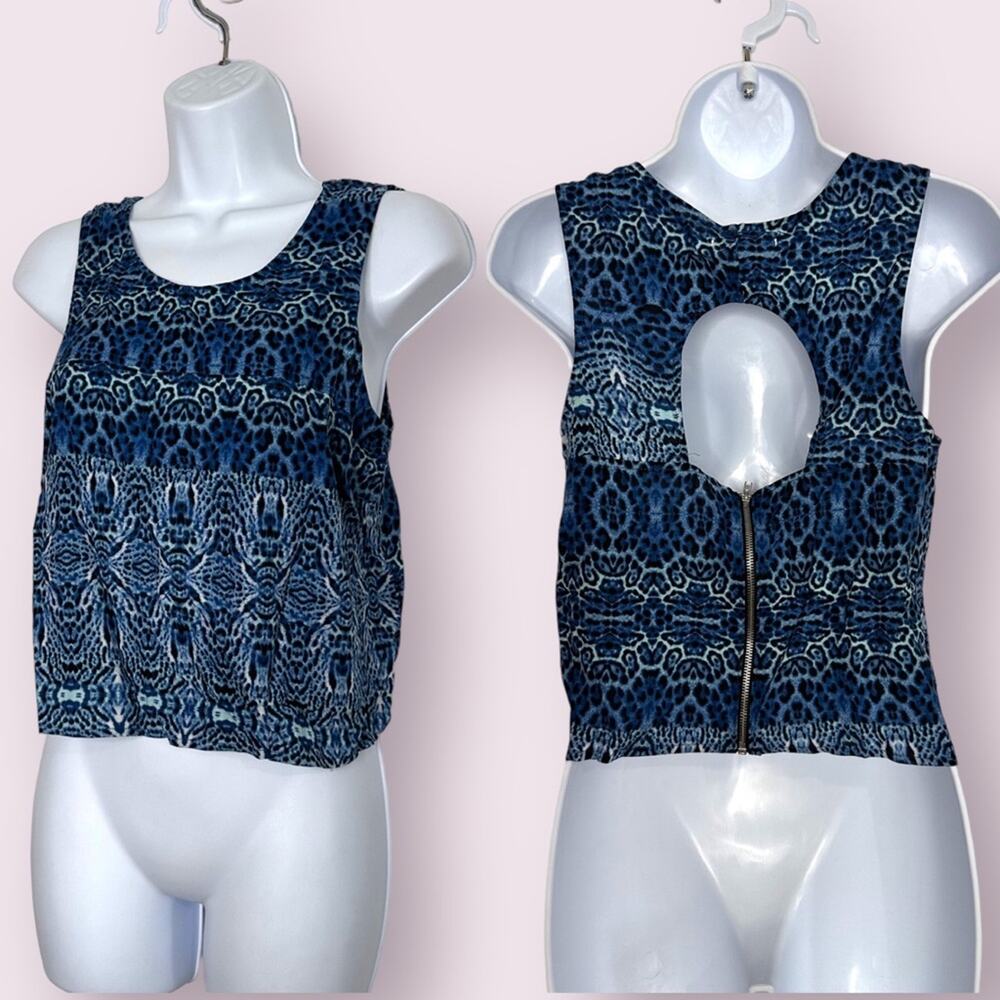 SOCIALITE Size Medium Sleeveless Keyhole Crop Top, Blue, Cheetah Print, Casual